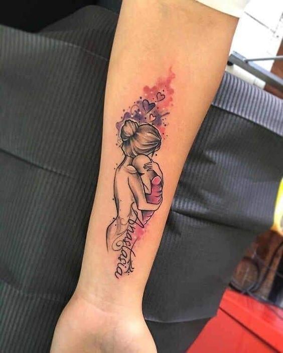 mẫu xăm pha màu hình mẹ và con cực đẹp mắt Hình xăm mẹ con, phong cách màu nước, trên cánh tay, chi tiết rõ nét, độ phân giải HD.