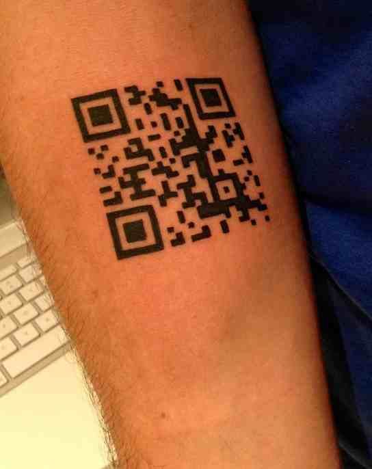 Hình xăm mã QR trên cánh tay, phong cách blackwork, chi tiết rõ nét, ảnh độ phân giải HD.