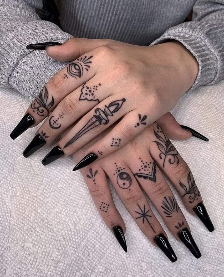 mẫu xăm tay họa tiết sáng tạo Hình xăm blackwork chi tiết trên tay, phong cách tối giản, độ phân giải HD.