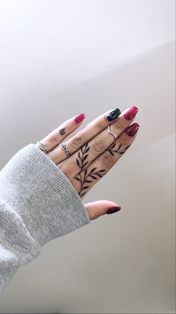 mẫu xăm tinh tế nơi ngón tay Hình xăm lá cây mini trên ngón tay, phong cách blackwork, ảnh HD chi tiết.