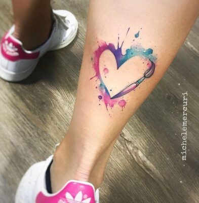 mẫu xăm trái tim màu sắc cực cuốn Hình xăm trái tim phong cách màu nước trên chân, chi tiết sống động, ảnh chất lượng HD.