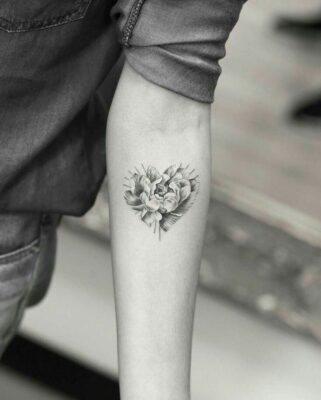 mẫu xăm trái tim ở cánh tay cực ấn tượng Hình xăm hoa trên cánh tay, phong cách blackwork, chi tiết rõ nét, ảnh HD.
