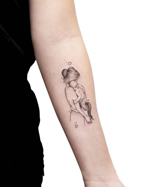 mẫu xăm trên cẳng tay hình mẹ và con tình cảm Hình xăm mẹ con trên cánh tay, phong cách blackwork, chi tiết tinh tế, độ phân giải cao, nền trắng.