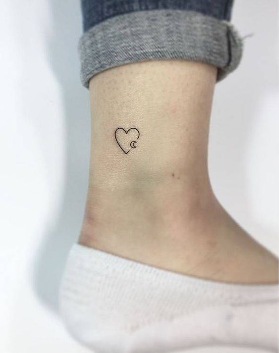 mẫu xăm trên cổ chân với hình trái tim và mặt trăng mini Hình xăm mini trái tim và mặt trăng ở mắt cá chân, phong cách blackwork, độ phân giải HD.