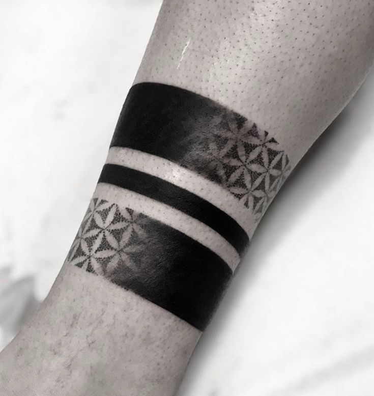 Hình xăm họa tiết hình học trên cánh tay, phong cách blackwork, chi tiết cao, ảnh HD.