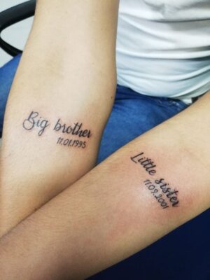 Hình xăm chữ "Big brother" và "Little sister" trên cánh tay, phong cách chữ đơn giản, ảnh HD.