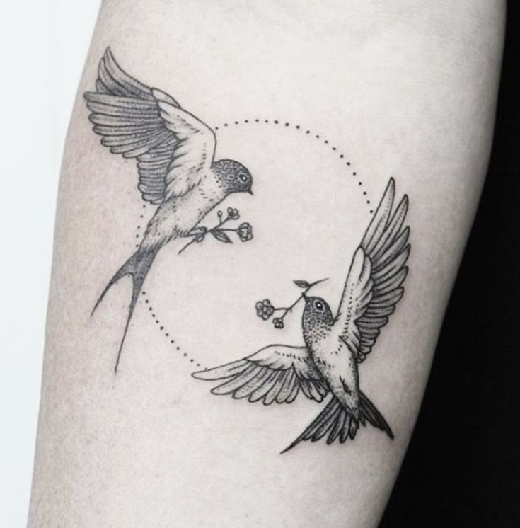 Hình xăm chim én trên tay, phong cách blackwork, chi tiết tinh tế, độ phân giải HD.