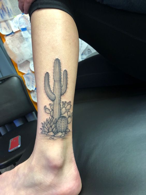 Hình xăm xương rồng phong cách blackwork trên chân, chi tiết rõ nét, độ phân giải HD.