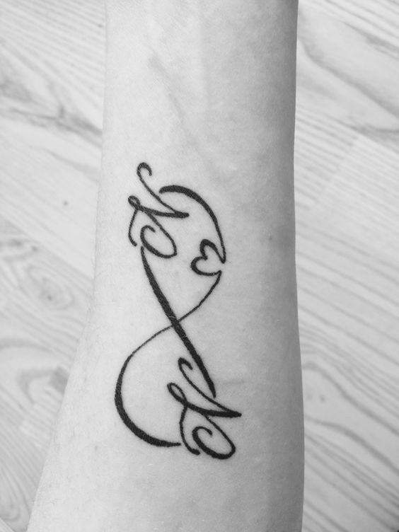 một tình yêu gắn bó lâu dài Hình xăm chữ nghệ thuật trên cổ tay, phong cách blackwork, ảnh HD chi tiết.