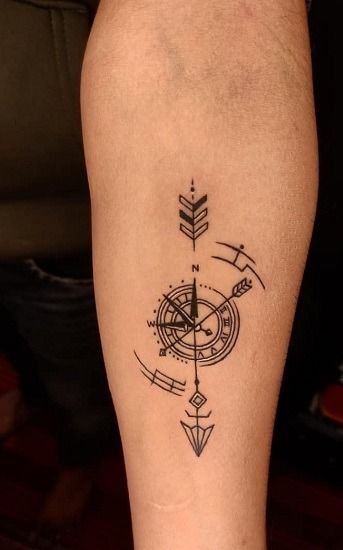mũi tên chỉ hướng dành cho những ai sợ lạc Hình xăm la bàn trên cánh tay, phong cách blackwork chi tiết, ảnh HD.