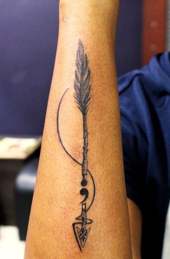 mũi tên cho khách Hình xăm mũi tên và dấu chấm phẩy trên cánh tay, phong cách blackwork, ảnh HD chi tiết.