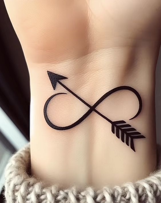 mũi tên là biểu tượng cho sự vô hạn Hình xăm mũi tên vô cực trên cổ tay, phong cách blackwork, chi tiết rõ nét, độ phân giải HD.