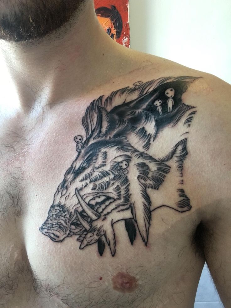 phong cách mạnh mẽ với hình xăm heo rừng ở trước ngực Hình xăm quái vật phong cách blackwork trên ngực, chi tiết sắc nét, độ phân giải HD.