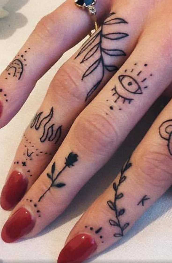 nét đẹp độc đáo của mẫu tattoo ngón tay Hình xăm mini hoa và mắt trên ngón tay, phong cách blackwork, độ chi tiết cao, ảnh HD.