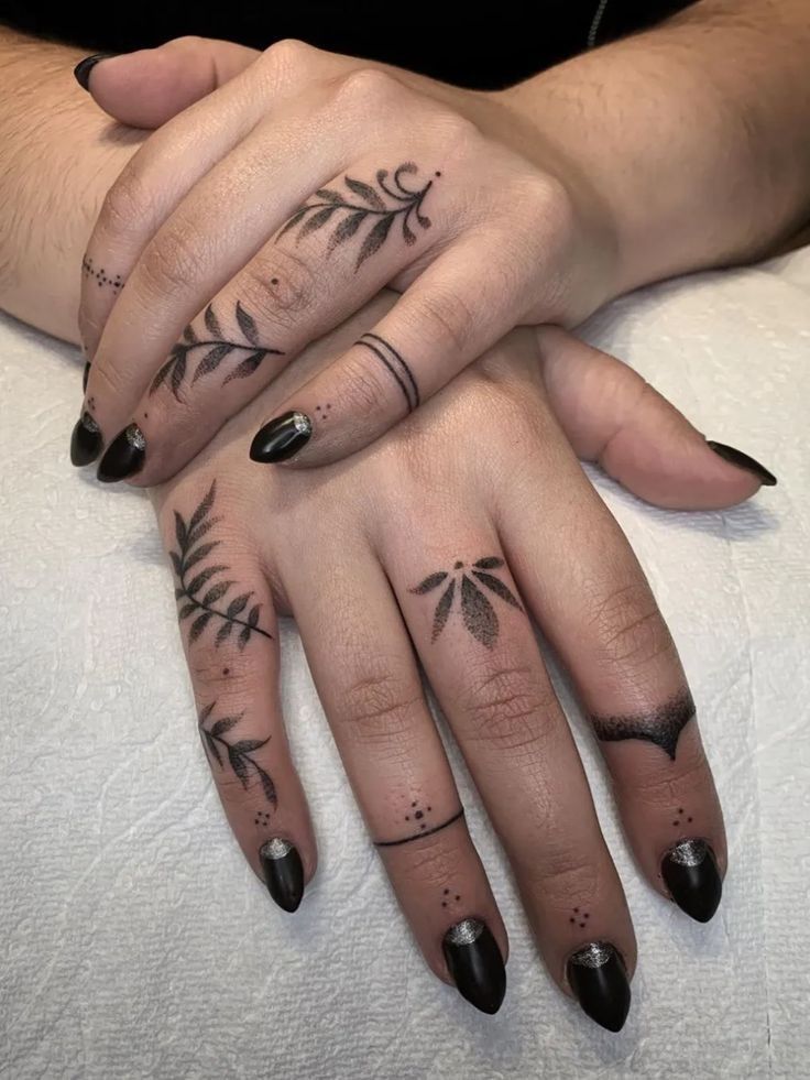 nét đẹp nhẹ nhàng trên ngón tay Hình xăm lá trên ngón tay, phong cách blackwork, chi tiết rõ nét, ảnh HD.