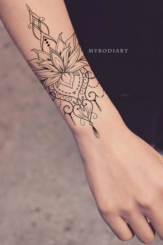 Hình xăm hoa văn mandala trên cẳng tay, phong cách blackwork chi tiết, ảnh HD.