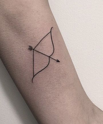 đường nét cung tên tinh tế Hình xăm cung tên tối giản trên cánh tay, phong cách blackwork, ảnh HD chi tiết.