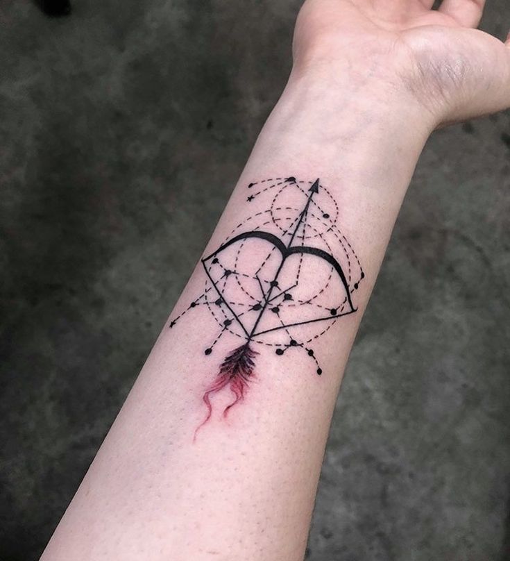 nghệ thuật họa tiết cung tên sáng tạo Hình xăm hình học trên cổ tay, phong cách blackwork, chi tiết sắc nét, độ phân giải HD.