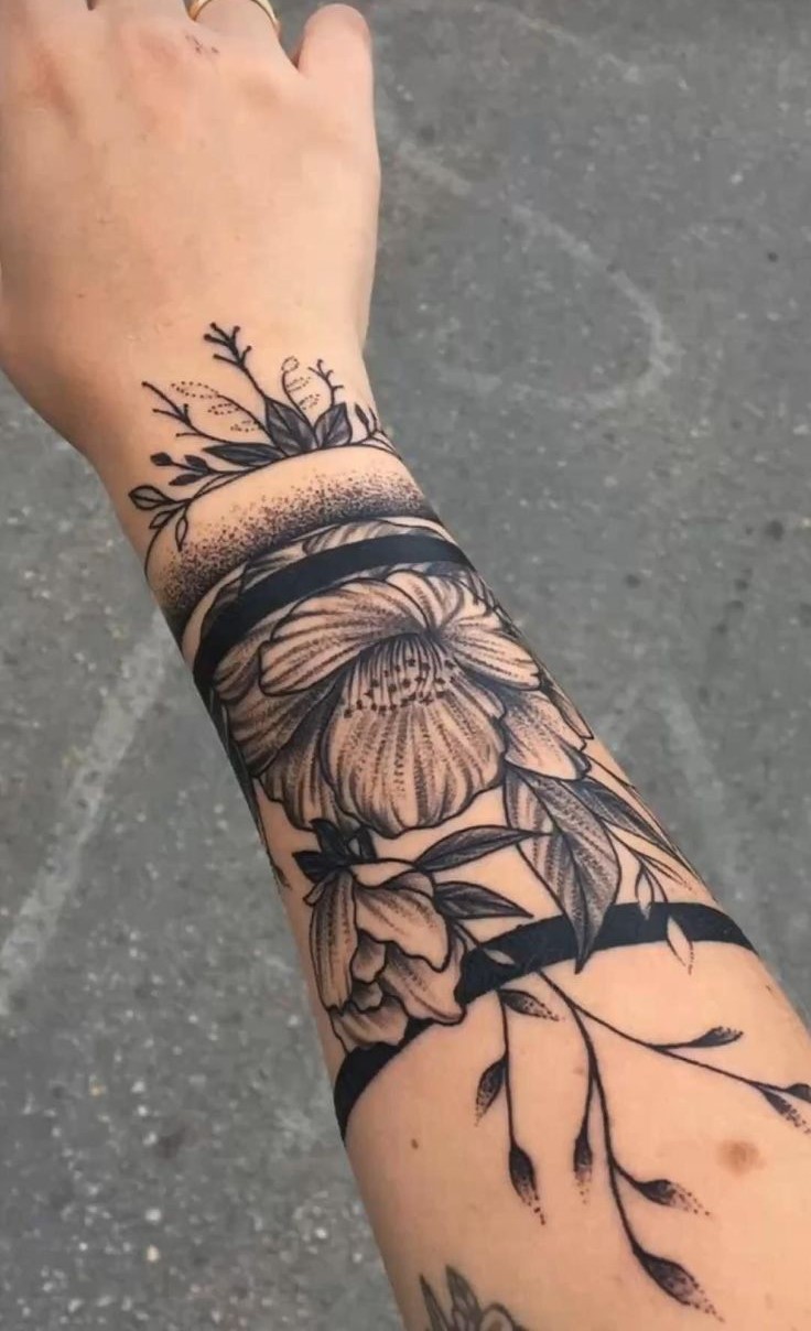 Hình xăm hoa cổ tay phong cách blackwork chi tiết, độ phân giải HD, nổi bật trên nền da.