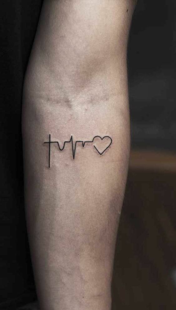 Hình xăm nhịp tim và trái tim trên cánh tay, phong cách blackwork, độ phân giải HD.