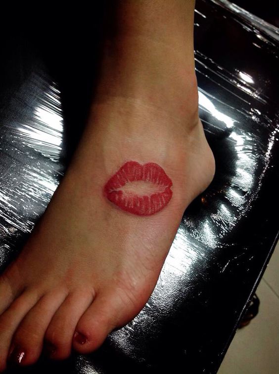nghệ thuật tattoo nụ hôn trên mu bàn chân Hình xăm môi đỏ trên mu bàn chân, phong cách màu sắc, chi tiết rõ nét, ảnh HD.