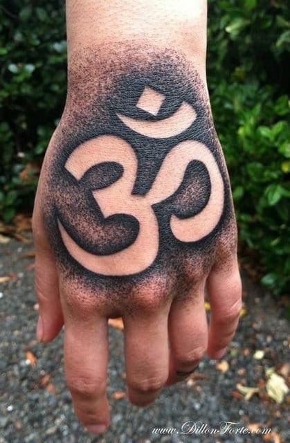 nghệ thuật xăm chữ om kín tay Hình xăm ký hiệu Om trên mu bàn tay, phong cách blackwork, chi tiết rõ nét, độ phân giải HD.