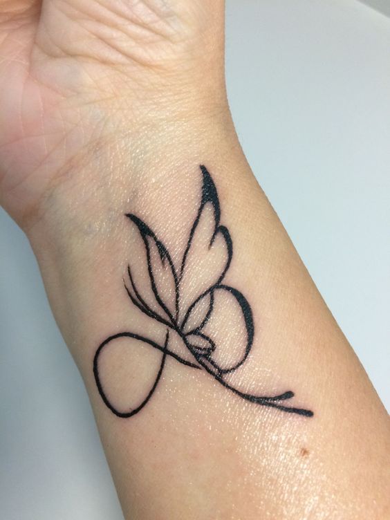 tuyệt tác nghệ thuật xăm hình Hình xăm bướm cách điệu trên cổ tay, phong cách blackwork, chi tiết rõ nét, ảnh HD.