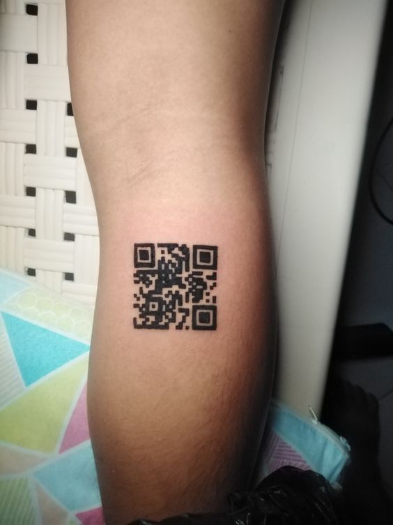 Hình xăm mã QR trên bắp tay, phong cách blackwork, chi tiết rõ nét, ảnh HD.