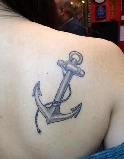 Hình xăm mỏ neo trên lưng, phong cách blackwork, chi tiết rõ nét, ảnh độ phân giải HD.