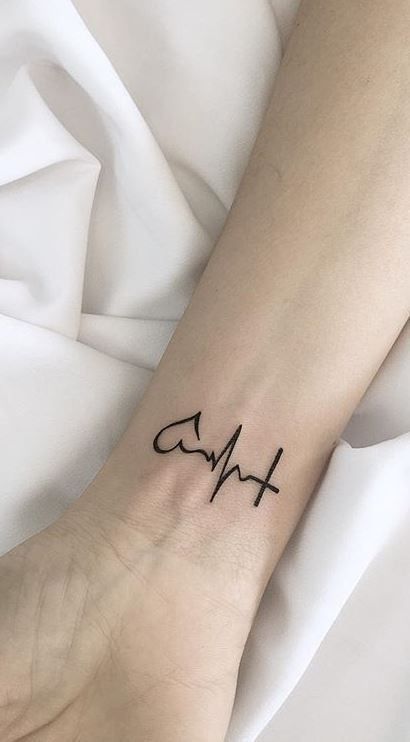 Hình xăm nhịp tim trên cổ tay, phong cách blackwork, chi tiết rõ nét, độ phân giải HD.