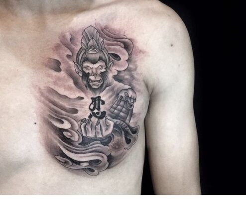 ngộ không chiến đấu với ma quỷ Hình xăm yêu quái phong cách blackwork trên ngực, chi tiết rõ nét, ảnh HD.