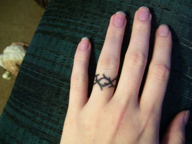 ngón áp út là sự lựa chọn phổ biến của các cô gái Hình xăm mini blackwork trên ngón tay, phong cách đơn giản, ảnh độ phân giải HD.