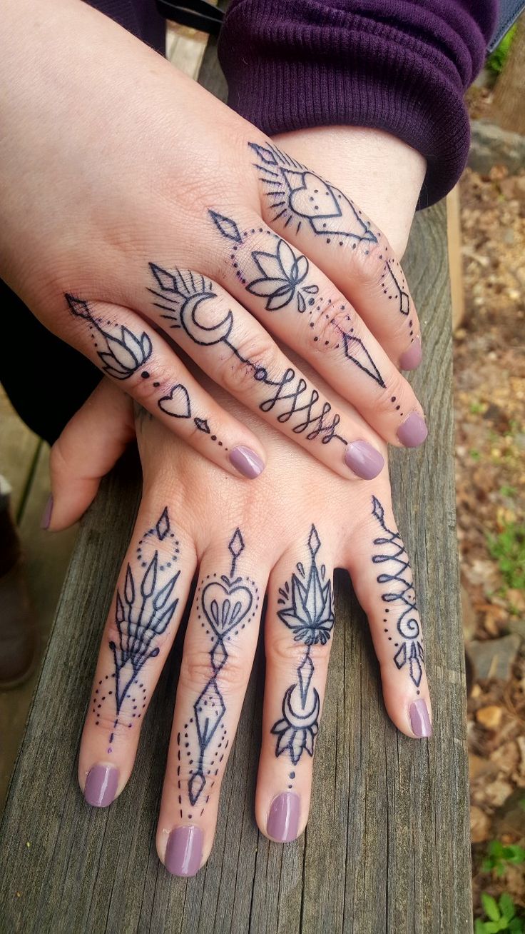 ngón tay là nơi thể hiện những biểu tượng tinh tế Hình xăm hình học trên ngón tay, phong cách blackwork, chi tiết rõ nét, ảnh HD.