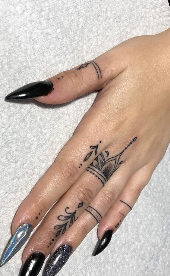 vị trí lý tưởng để xăm hình là ngón tay Hình xăm mini phong cách blackwork trên ngón tay, chi tiết tinh xảo, độ phân giải HD.