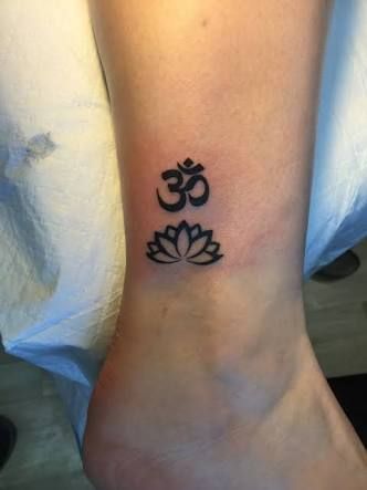 mong ước làm đóa sen cùng chữ om mini Hình xăm ký hiệu Om và hoa sen trên cổ chân, phong cách blackwork, ảnh độ phân giải HD.