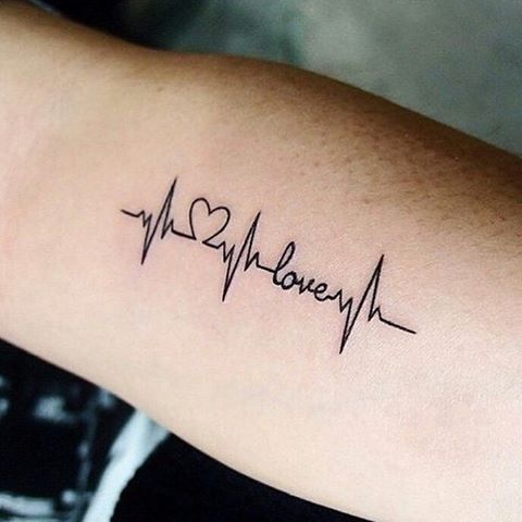 Hình xăm nhịp tim có chữ "love" trên tay, phong cách blackwork, hình ảnh HD chi tiết.