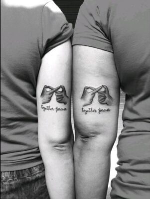Hình xăm cặp đôi tay móc nghéo, chữ "together forever", phong cách blackwork, vị trí cánh tay, ảnh HD.