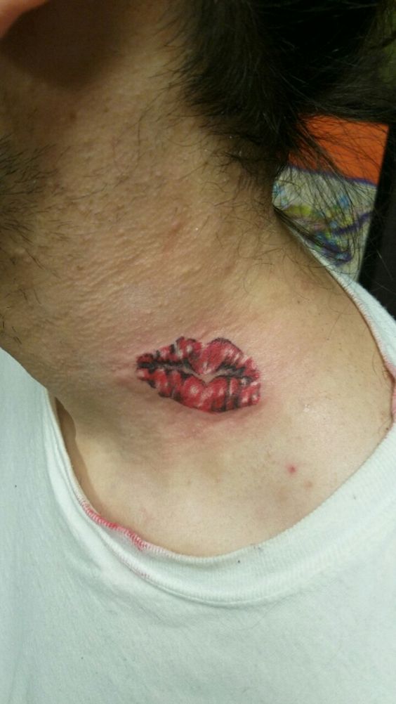 tattoo nụ hôn nổi bật trên cổ Hình xăm dấu môi trên cổ, phong cách hiện đại, độ chi tiết cao, ảnh HD.