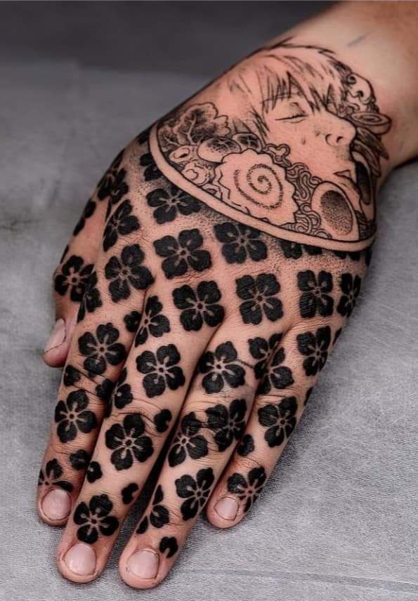 ấn tượng cùng họa tiết xăm nghệ thuật trên ngón tay Hình xăm hoa và chân dung trên tay, phong cách blackwork chi tiết, độ phân giải HD.