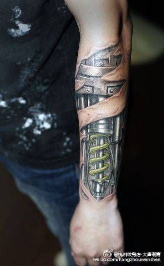 phá cách với mẫu tattoo phuộc xe trên tay Hình xăm cơ khí ở cánh tay phong cách 3D chi tiết, HD.