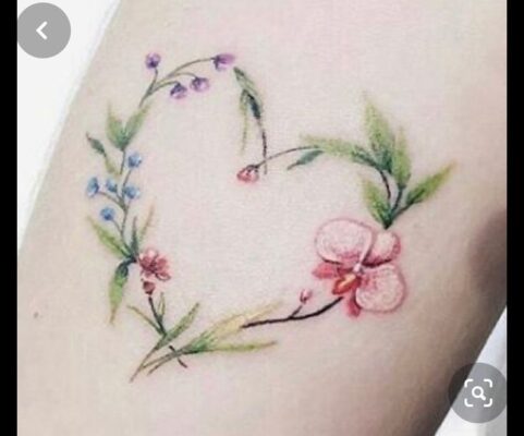 phá cách với vòng hoa trái tim màu sắc độc đáo Hình xăm hoa mini trên tay, phong cách màu nước tinh tế, ảnh HD.