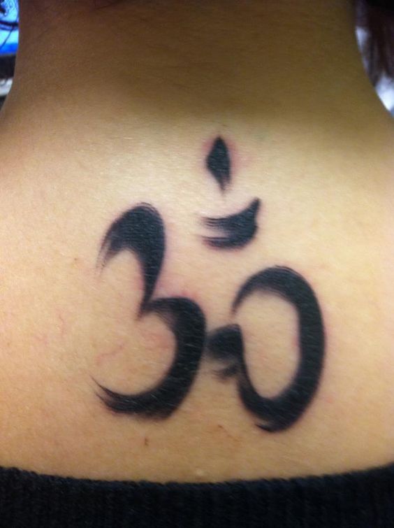 phác thảo chữ om phong cách thư pháp Hình xăm ký tự Om trên gáy, phong cách blackwork, độ chi tiết cao, ảnh HD.