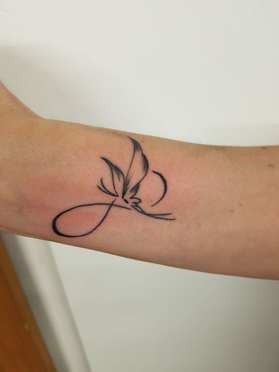 bức phác thảo cánh bướm đẹp vô tận Hình xăm chú bướm phong cách blackwork trên tay, chi tiết tinh tế, ảnh HD.