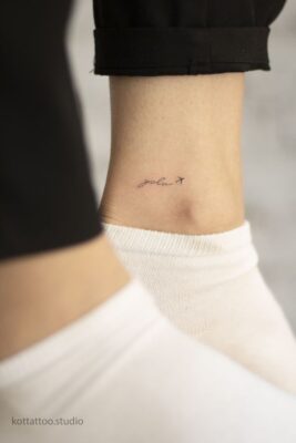 phong cách tattoo chữ mini YOLO cực đẹp Hình xăm chữ mini ở mắt cá chân, phong cách tối giản, ảnh HD chi tiết.