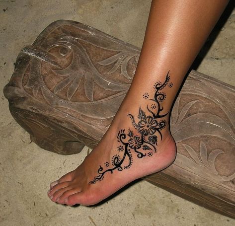 Hình xăm hoa văn cổ chân, phong cách blackwork, chi tiết cao, ảnh HD.