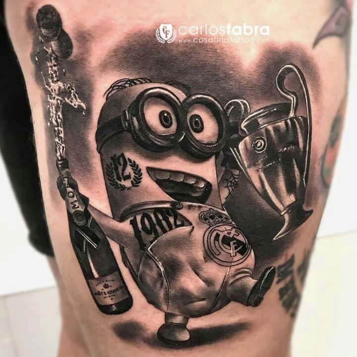 phong cách xăm hình đen trắng lấy cảm hứng từ hoạt hình Hình xăm Minion cúp, đùi, phong cách blackwork chi tiết, ảnh HD.