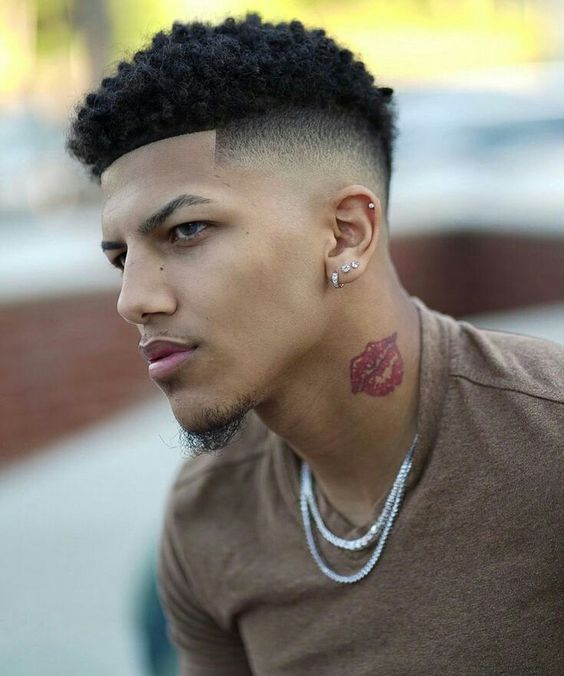phong cách tattoo nụ hôn trên cổ Hình xăm môi đỏ trên cổ, phong cách màu sắc, chi tiết rõ nét, ảnh HD.