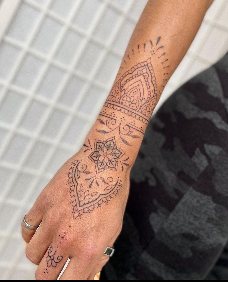 Hình xăm hoa văn tinh tế trên bàn tay, phong cách blackwork, chất lượng HD.
