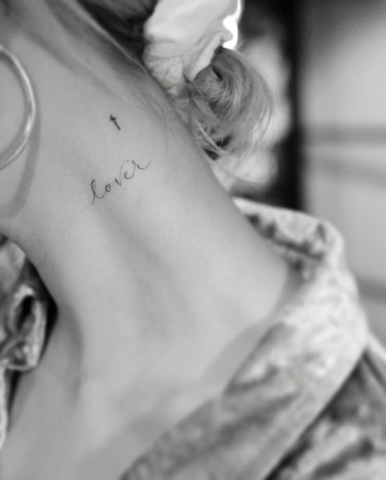 Hình xăm chữ "lover" phong cách tối giản trên cổ, ảnh đen trắng, độ phân giải HD.