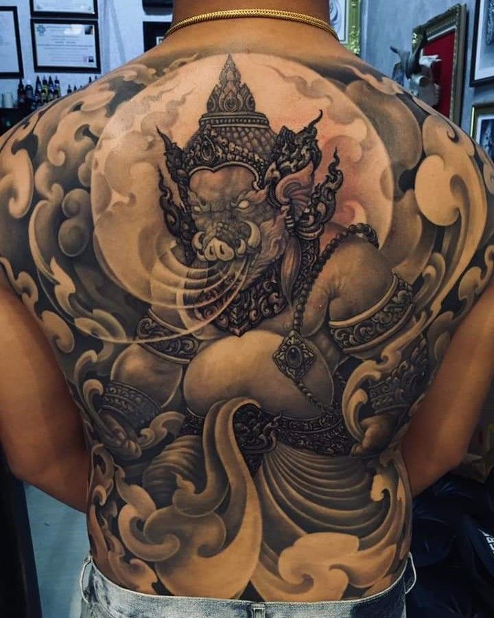 phong cách xăm heo thần kín lưng anh khách Hình xăm thần thoại chiếm trọn lưng, phong cách blackwork chi tiết, độ phân giải HD.